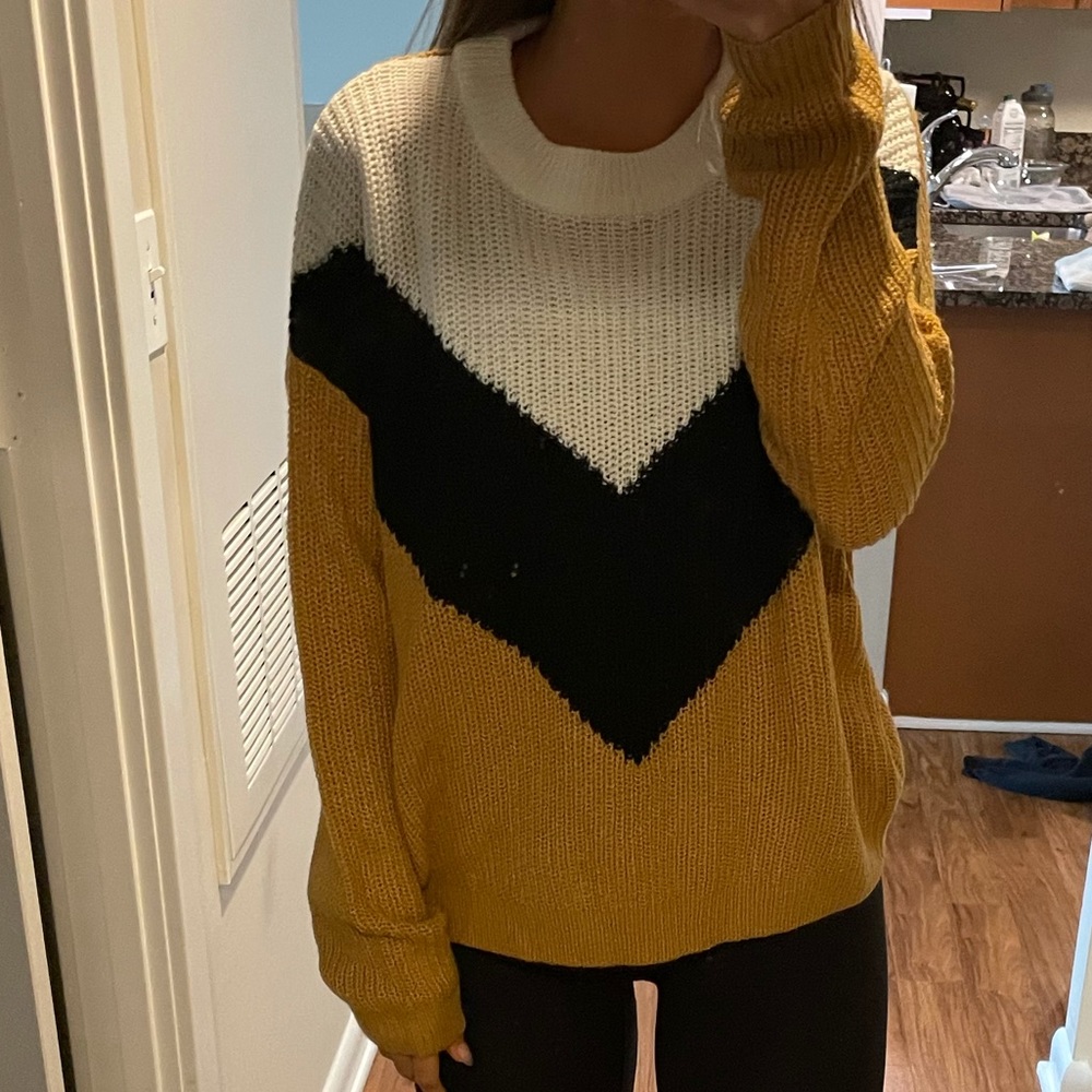 LIGHT FALL SWEATER